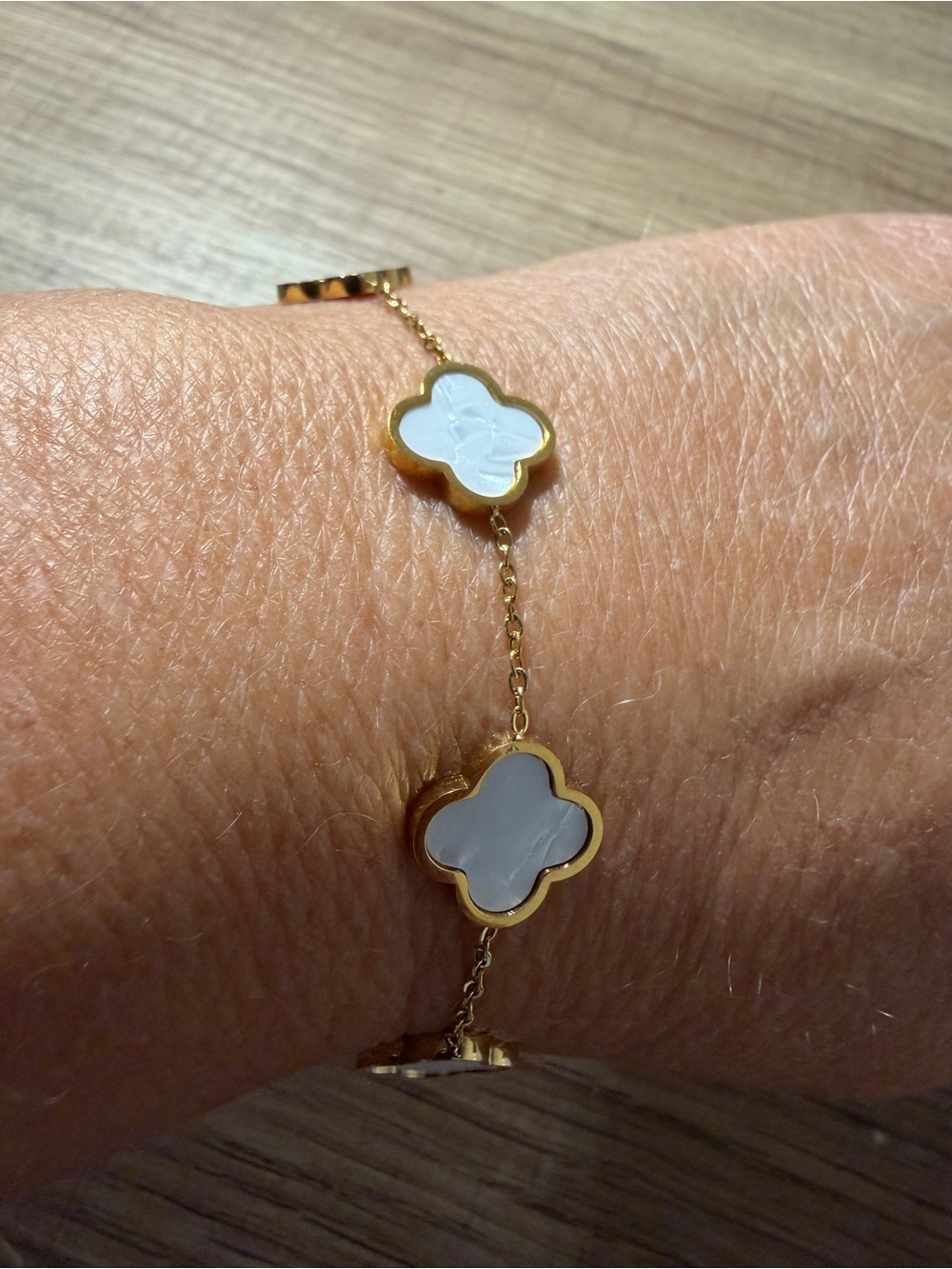 NWOT Source Unknown Gold and White Clover Link Bracelet - Women's Jewelry